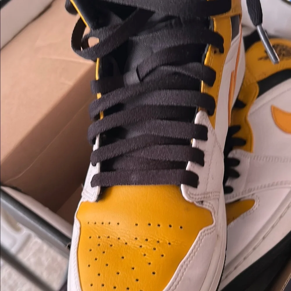 Air Jordan 1 Mid - White and Black - Picture 9 of 12
